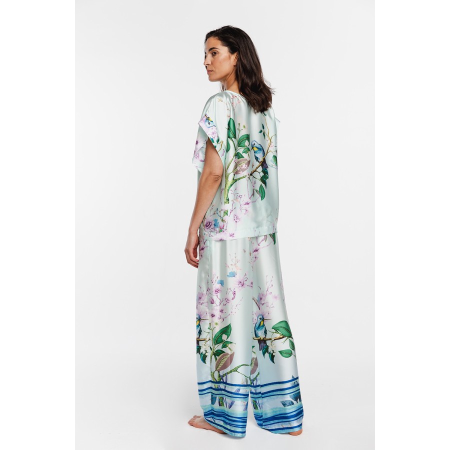 Detalle del tejido de viscosa con estampado azul